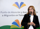 Directora de educación hablando