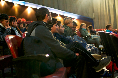 jóvenes sentados en butacas