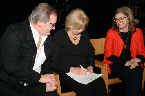 ministra firmando convenio