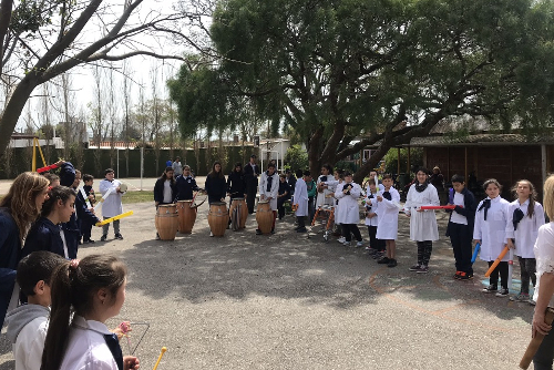 niños y niñas haciendo música