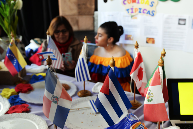 Mesa con banderas de diferentes países.