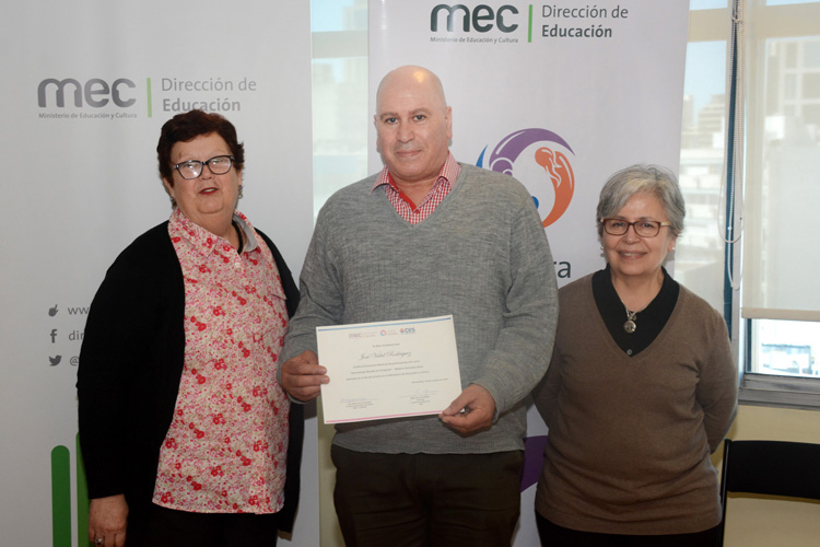 Tres personas con diploma en mano