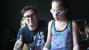 Técnico y niña grabando