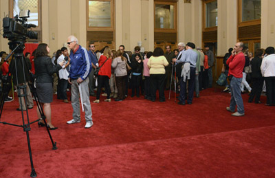 Ciego entrevistado por periodista en hall