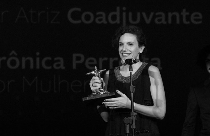 Verónica Perrotta recibe Premio a Mejor Actriz de Reparto en el festival de Rio.